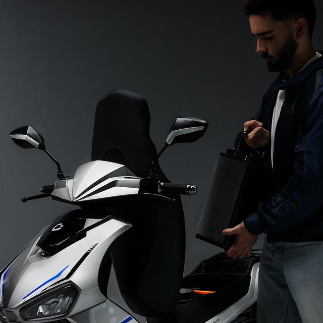 Cecotec Shark RS (Plata/Azul) La motocicleta eléctrica SHARK RS es potente, versátil y dinámica para quienes buscan estilo. Con un motor de 3200W y potencia máxima de 5760W, rinde de forma excepcional en ciudad y carretera gracias a sus 3 modos de conducción. Su doble batería de 72V 30Ah ofrece hasta 110km de autonomía, ideal para trayectos diarios. Las ruedas de 13” y 12” y frenos de disco hidráulicos, garantizan estabilidad y seguridad. Su diseño moderno en Plata y Azul la convierte en una opc