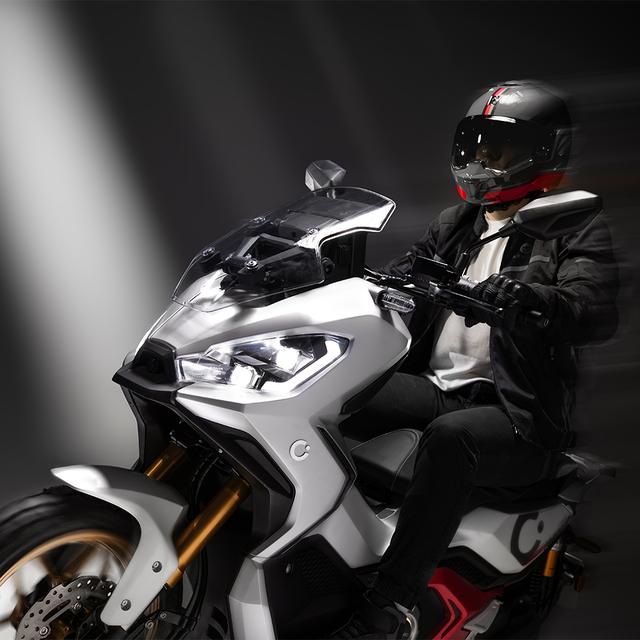 Cecotec Vulcano (Blanco/Rojo) Con una potencia máxima de 17000W y hasta 151Km de autonomía.Disponible en dos colores, combina: Estilo, potencia y tecnología.L3eB (Equivalente a 125cc)