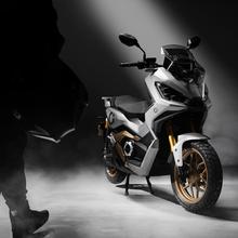 Cecotec Vulcano (Titanio/Dorado) Con una potencia máxima de 17000W y hasta 151Km de autonomía. Disponible en dos colores, combina: Estilo, potencia y tecnología.L3eB (Equivalente a 125cc)