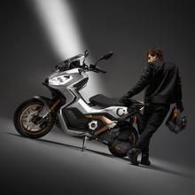 Cecotec Vulcano (Titanio/Dorado) Con una potencia máxima de 17000W y hasta 151Km de autonomía. Disponible en dos colores, combina: Estilo, potencia y tecnología.L3eB (Equivalente a 125cc)