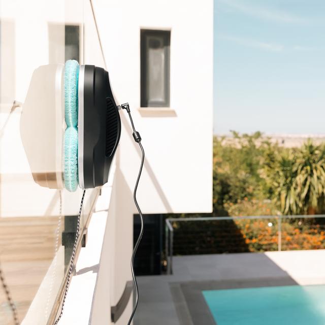 Conga Windroid 890 SprayWater Smart Connected T Aspirateur nettoie-vitres avec fonction 3 en 1 : pulvérise, nettoie et sèche. Avec app et télécommande pour pouvoir contrôler tous les mouvements du robot. Incorporation de spray liquide. Il dispose de 4 programmes pour diriger les fonctions et le parcours du robot.