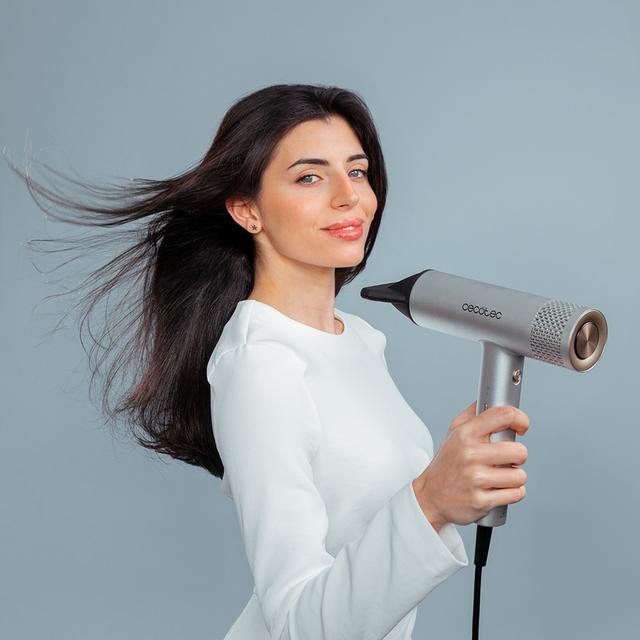 Uso del secador de pelo CECOTEC IoniCare RockStar Aluminum en cabello largo