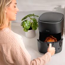 Friggitrice ad aria senza olio / Airfryer digitale Cecofry Fantastik Window 6500 da 1700 W, capacità 6,5 L e design con finestra per controllare meglio le preparazioni.