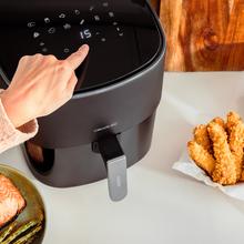 Friggitrice ad aria senza olio / Airfryer digitale Cecofry Fantastik Window 6500 da 1700 W, capacità 6,5 L e design con finestra per controllare meglio le preparazioni.