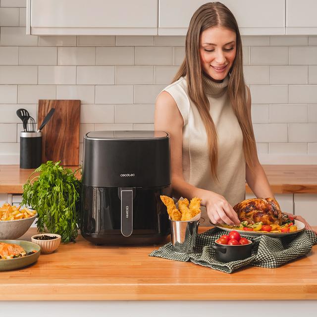 Freidora CECOTEC Cecofry Fantastik 5500 en cocina con alimentos preparados