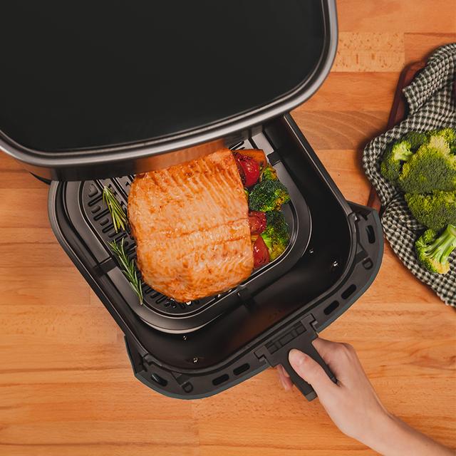 Interior del cestillo de la CECOTEC Cecofry Fantastik 5500 con salmón y verduras