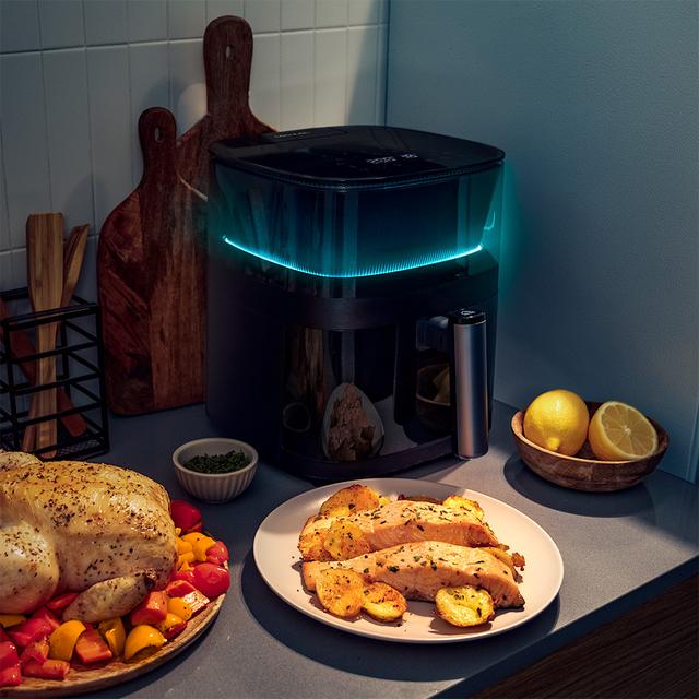 Friteuse Cecofry Neon 5000 Diet avec zone de cuisson de 5 litres avec jet d'eau, commande tactile et design lumineux.