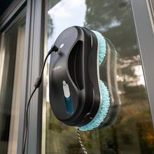 Aspirateur nettoie-vitres Windroid 880 SprayWater Connected avec fonction 3 en 1 : pulvérise, nettoie et sèche. App pour contrôler le dispositif et spray liquide. Il dispose de 4 programmes pour diriger les fonctions et le parcours du robot.