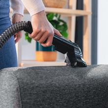 Pulitore di macchie per tappeti e tappezzeria Conga PopStar 3000 CarpetClean. Potenza di 400 W. Due serbatoi, uno per l'acqua pulita e uno per l'acqua sporca. Spray d’acqua. Raggio d'azione di 6 metri e lunghezza del tubo di 1,2 metri.