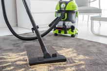 Staubsauger zum Nass- und Trockensaugen Wet&Dry. 1400 W, saugt alle Arten von Schmutz, Aktionsradius 7 m, beutellos, 15-Liter-Kanister mit Wasserfilter, Gebläsefunktion, Zubehör
