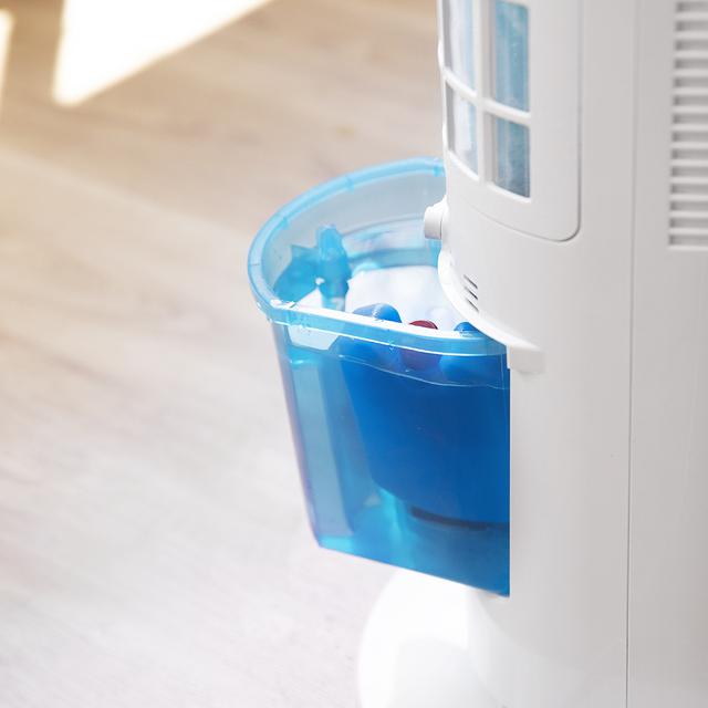 Rafraîchisseur d’air par évaporation colonne EnergySilence 2000 Cool Tower. 60 W de puissance, réservoir amovible de 2 litres, 3 vitesses, oscillation à 60º, débit d'air de 800 m³/h.