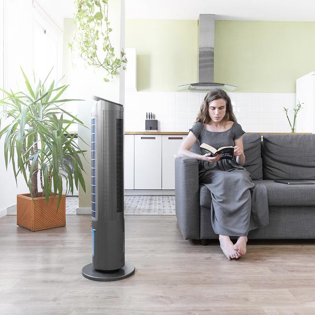 Rafraîchisseur d’air par évaporation colonne EnergySilence 2000 Cool Tower Smart. Avec 60 W de puissance, 2 L de capacité du réservoir, 3 vitesses, 3 modes avec oscillation, minuterie et écran tactile