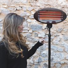 Stufa da esterni Ready Warm 8100 Power Quartz. Stufa alogena in quarzo a piantana o da parete, 2000 W, IPX4. 3 livelli di potenza, altezza e inclinazione regolabili, 15 m2