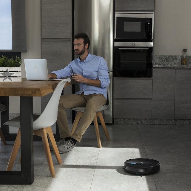 Robot aspirateur Conga série 1099 Connected. 1400 Pa, il aspire, balaie, passe la serpillière, brosse spéciale pour les poils d'animaux, télécommande, compatible avec Alexa et Google Home, mur magnétique