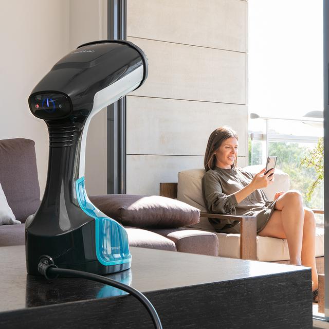 Défroisseur SmoothForce 2000 Smart. Éliminez les plis, les odeurs et désinfectez tous vos tissus grâce aux 1200 W. Préchauffage en 35 secondes, mode Eco et écran tactile