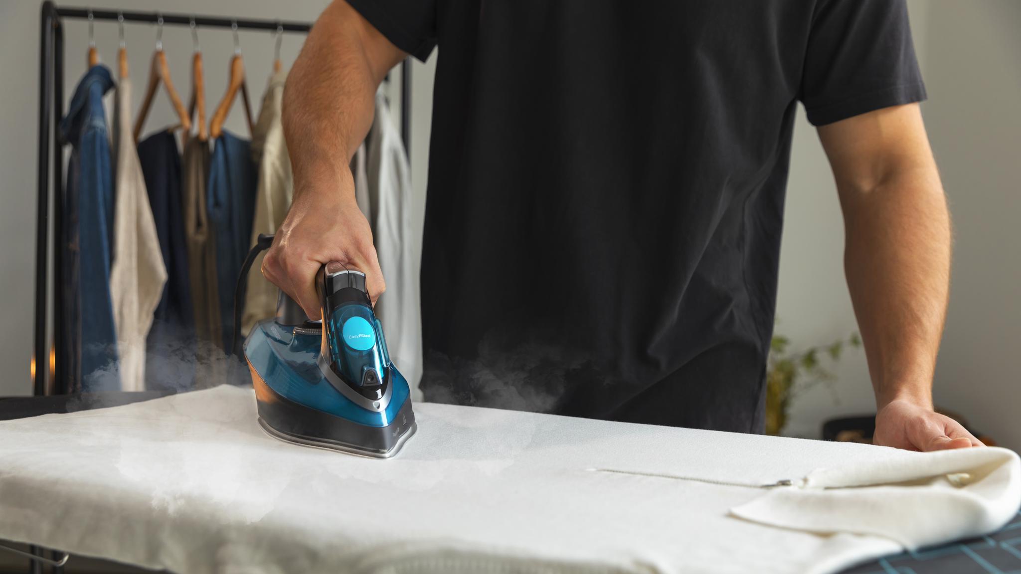 Turbo Slide Anti-Haft-Bügelsohle mit einem perfekten Gleiten. Innovative Technologie, die das Glätten über die Kleidungsstücke vereinfacht und ermöglicht ein sicheres und leichtes Bügeln.