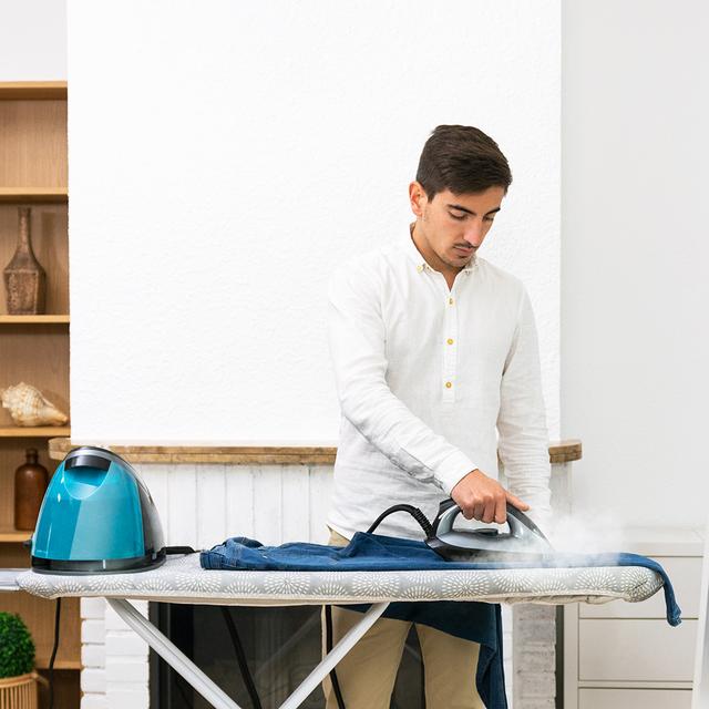 CECOTEC Fast&Furious 8040 Absolute planchando pantalón sobre tabla de planchar