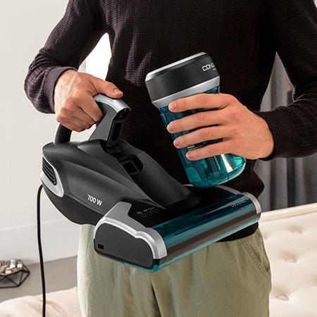 Aspirateur à main pour matelas et tapisseries avec 700W de puissance et 12 kPa de pouvoir d’aspiration. Cet aspirateur intègre une lumière ultraviolette UV-C qui élimine jusqu’à 99,9 % des allergènes. Il dispose aussi d’une brosse motorisée qui aide à éliminer les acariens des matelas et d’une technologie d’air chaud qui désinfecte.