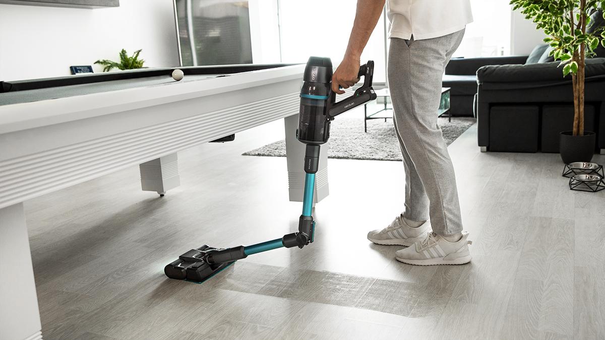 Limpia tu hogar de la manera más cómoda sin necesidad de tener que agacharte o hacer posturas imposibles gracias a su tubo flexible.