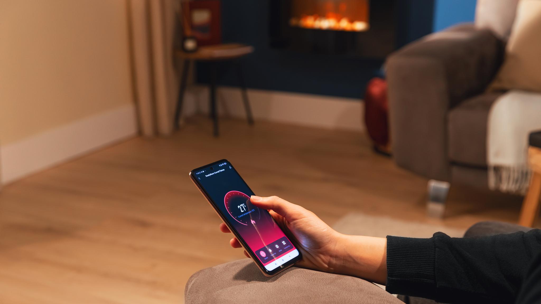 Su control por Wi-Fi mediante un Smartphone y su App “Cecotec” permiten seleccionar las distintas configuraciones de funcionamiento de la chimenea.