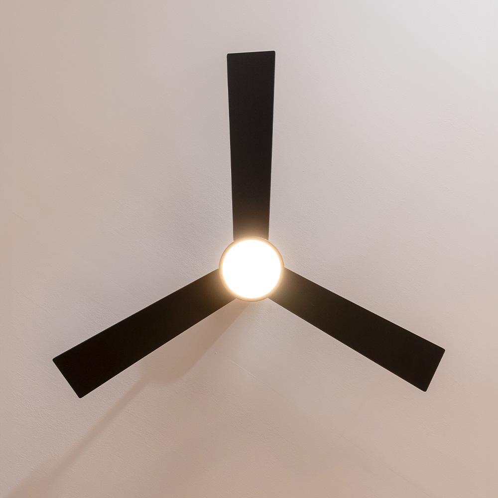 Ventilador Cecotec Aero 4850 Style Black con luz encendida
