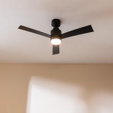 Ventilatore da soffitto EnergySilence Aero 4850 Style Black 30 W 48" con luce LED, telecomando, 6 velocità, 3 modalità (bassa/media/alta), 3 pale, modalità inverno-estate e modalità brezza naturale.