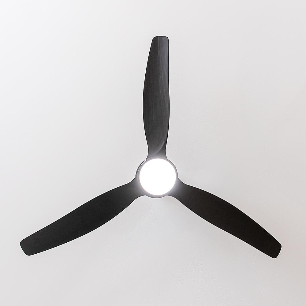 Vista inferior del ventilador Cecotec Aero 5350 Black Design con tres aspas