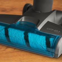 Lavapavimenti elettrico Conga Conga Rockstar 29600 Aqua&Collect. 215 W. Lava e aspira allo stesso tempo. 30 minuti di autonomia. Serbatoio d’acqua pulita da 0,4 l e acqua sporca da 0,35 l. Getto d’acqua e base autopulente. 2 modalità di pulizia :