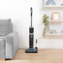 Mop elettrico FreeGo Wash&Vacuum 200 W. Lava e aspira contemporaneamente. 35 minuti di autonomia. Rullo assorbente Jalisco bagnato. Serbatoio acqua pulita da 700 ml e acqua sporca da 700 ml. Con 3 modalità: Eco, Turbo e Dry. Spruzzatore automatico sul rullo. Fondo autopulente.