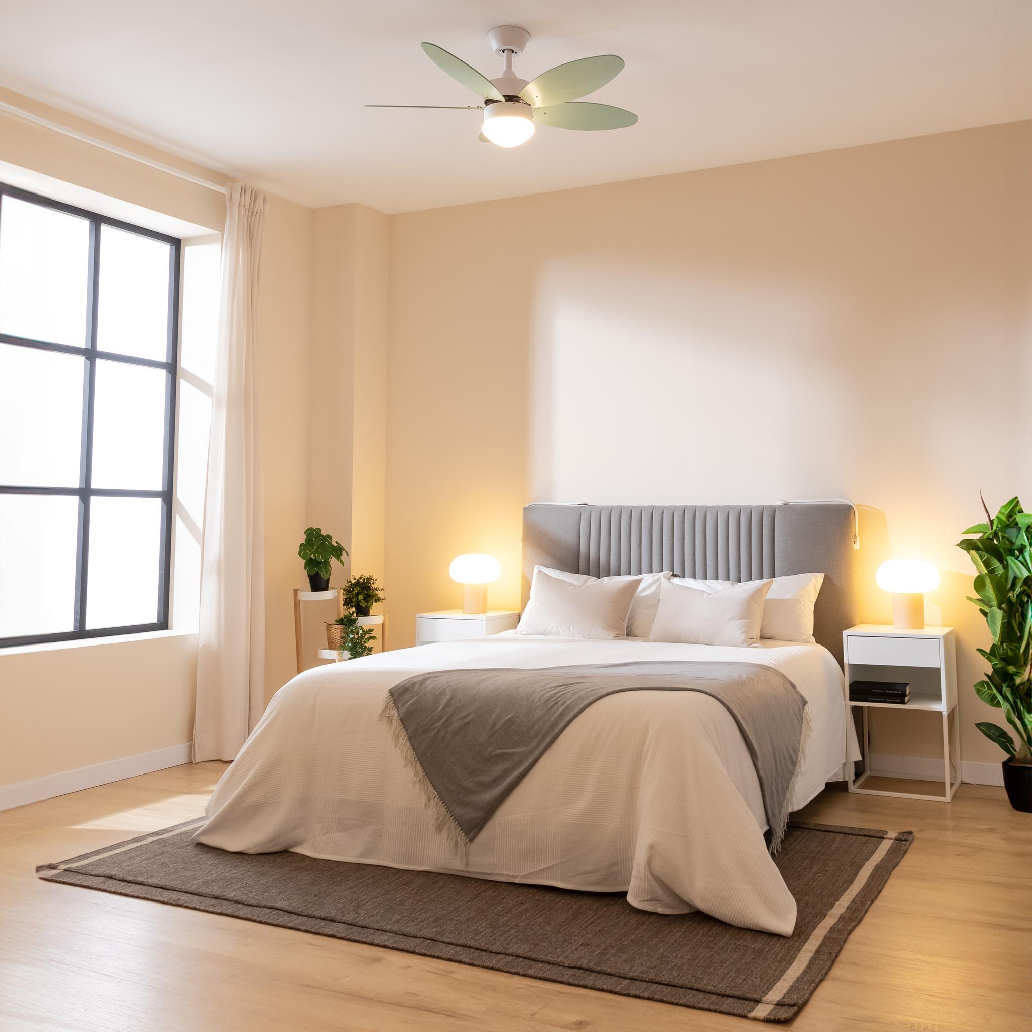 Ventilador de techo Cecotec EnergySilence Aero 4260 Mint en dormitorio
