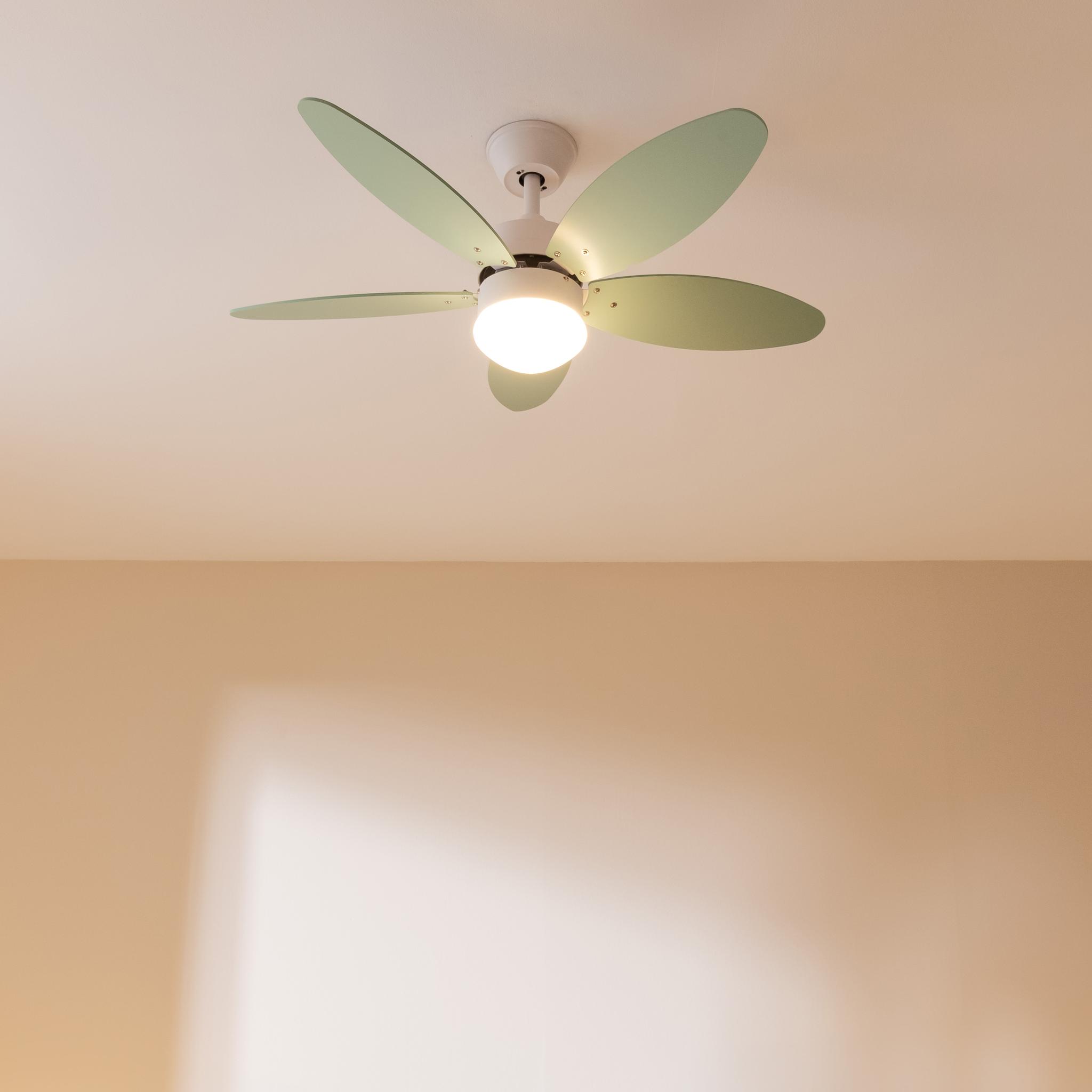 Cecotec Aero 4260 Mint instalado en techo con luz encendida
