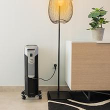ReadyWarm 7000 Space Black Radiador de aceite de 7 módulos y 1500 W con 3 niveles de potencia, cobertura de 15 m², recogecables, control sencillo, asa, ruedas y doble sistema de seguridad.