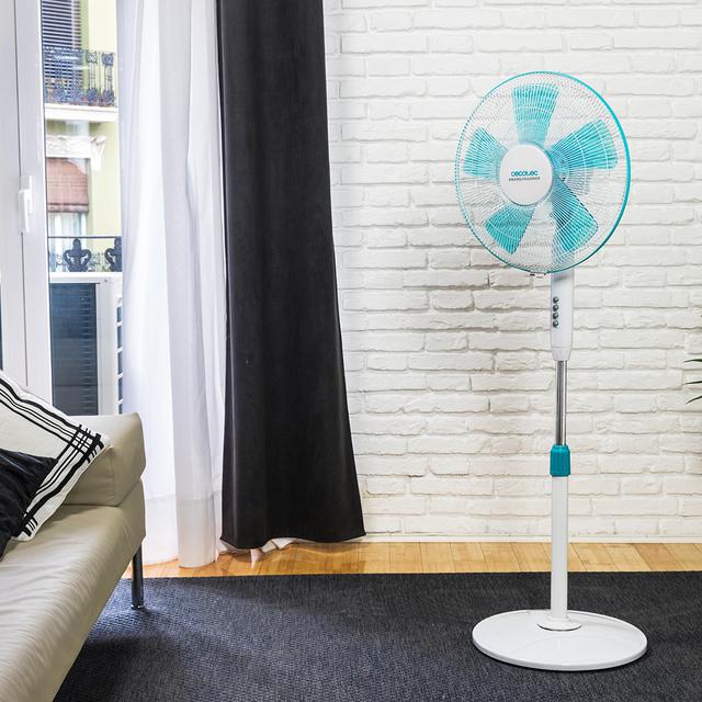 Ventilador Cecotec EnergySilence 500 colocado junto a sofá en salón