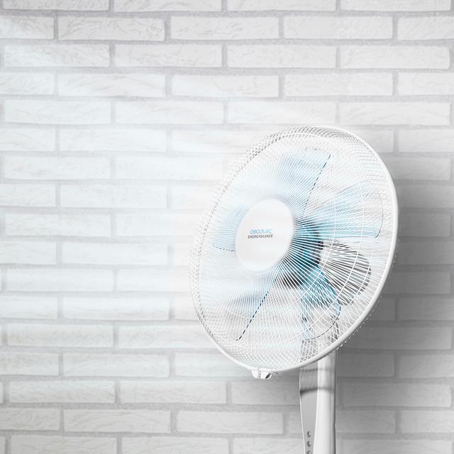 Ventilador Cecotec EnergySilence 530 Power Connected White refrescando una estancia