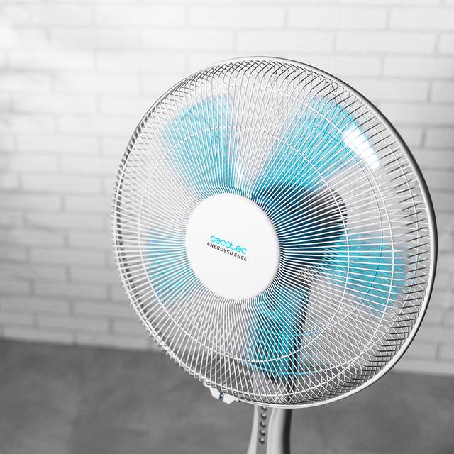 Detalle de las 5 aspas del ventilador Cecotec EnergySilence 530 Power Connected White