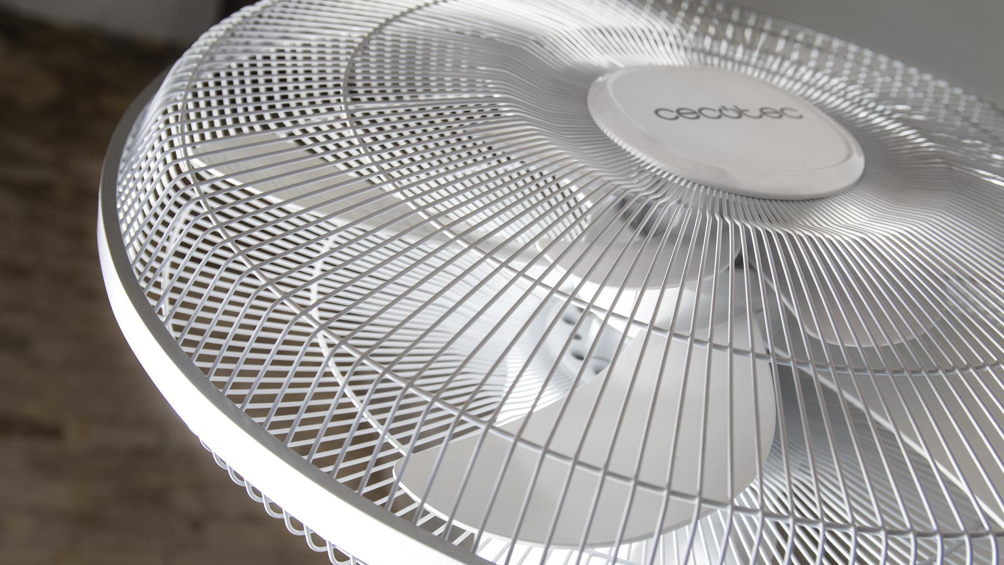 Cecotec Staande ventilator EnergySilence 520 Power Black. 50 W, 5 bladen 40 cm diameter, oscillerend, 4 snelheden, instelbaar 110-135 cm, koperen motor, 2 uur timer, zwart