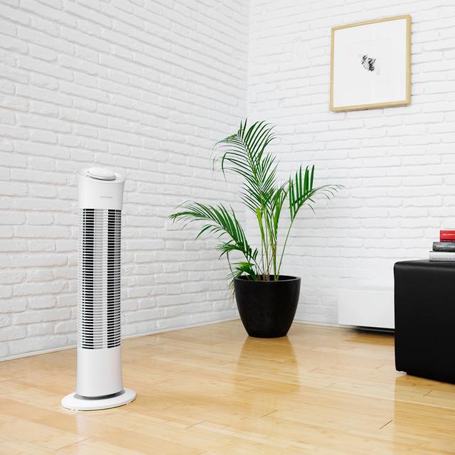 Ventilador Cecotec EnergySilence 6090 Skyline refrescando una estancia