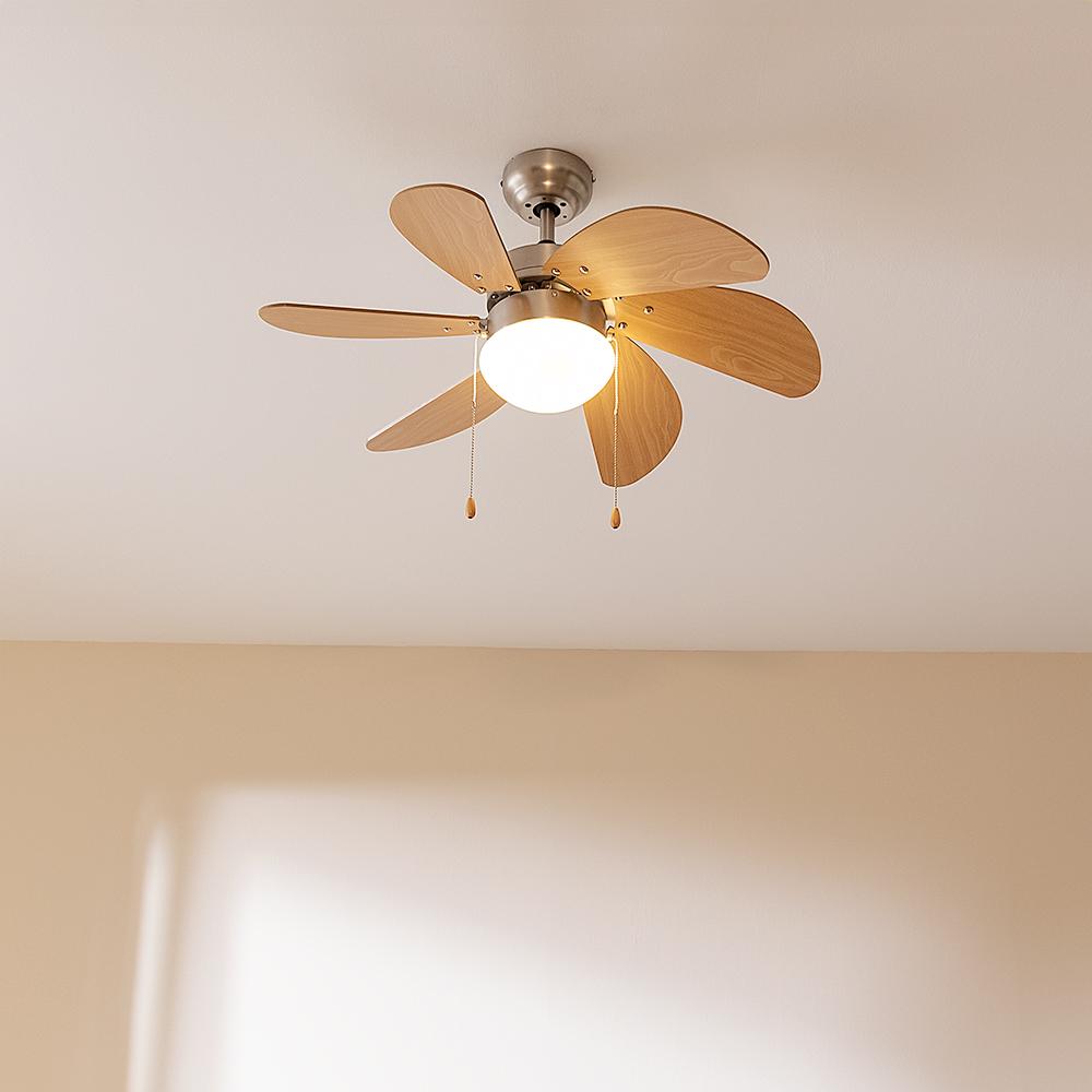 Ventilador Cecotec EnergySilence Aero 350 instalado en techo con luz encendida