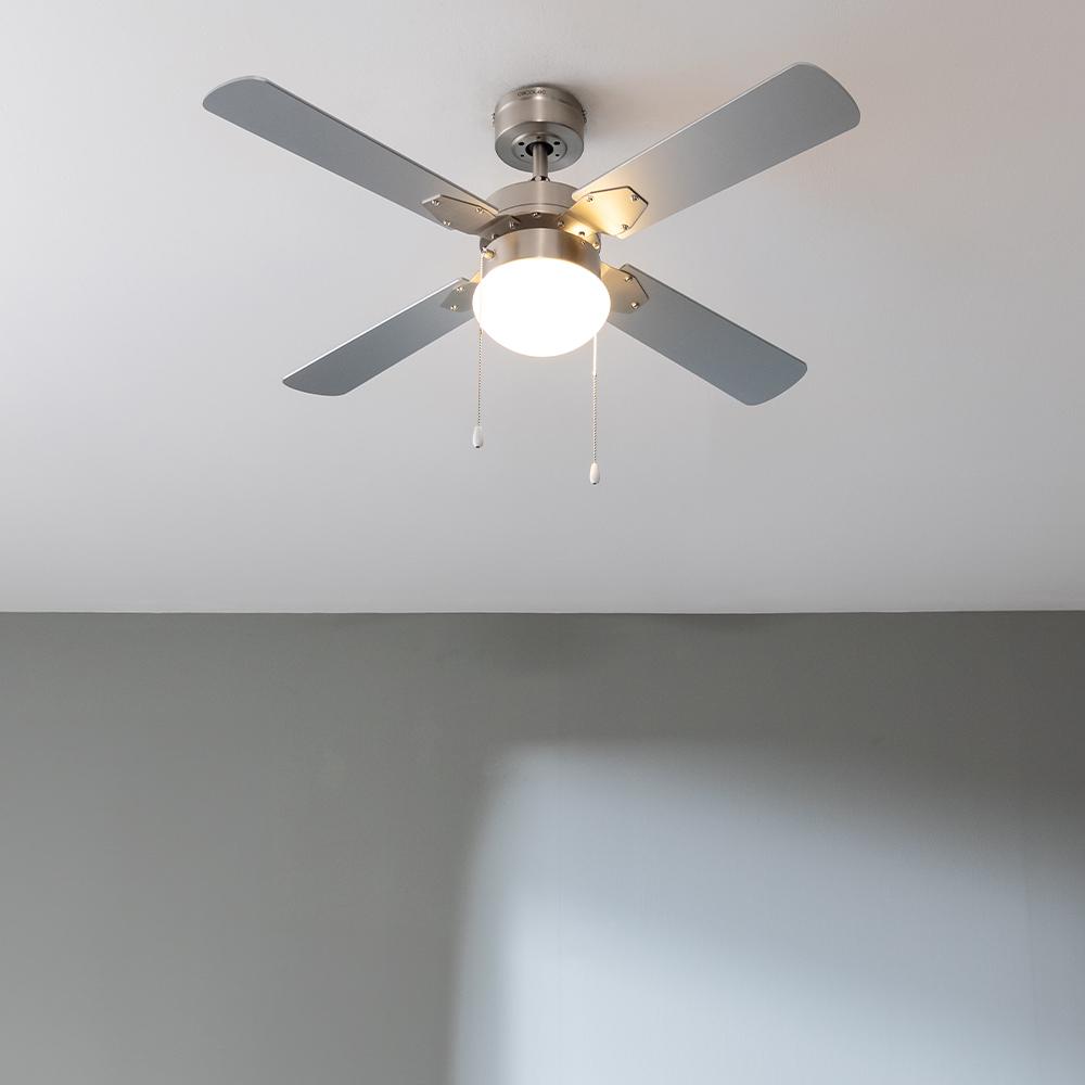 Ventilador Cecotec EnergySilence Aero 450 instalado con luz encendida