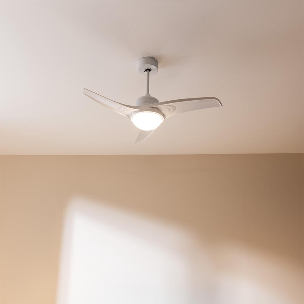 Ventilador Cecotec EnergySilence Aero 460 instalado en techo con luz encendida