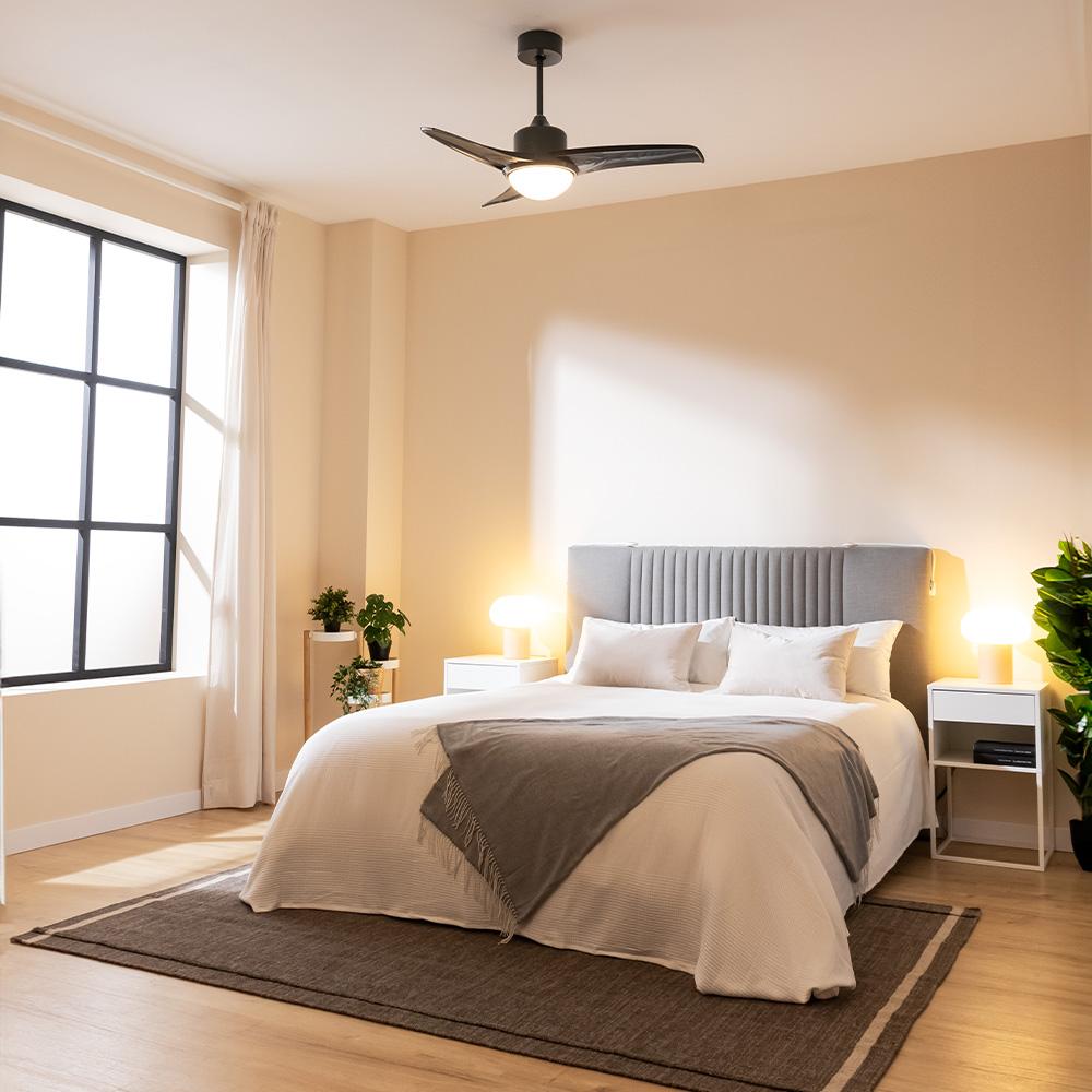 Ventilador de techo Cecotec EnergySilence Aero 470 en dormitorio