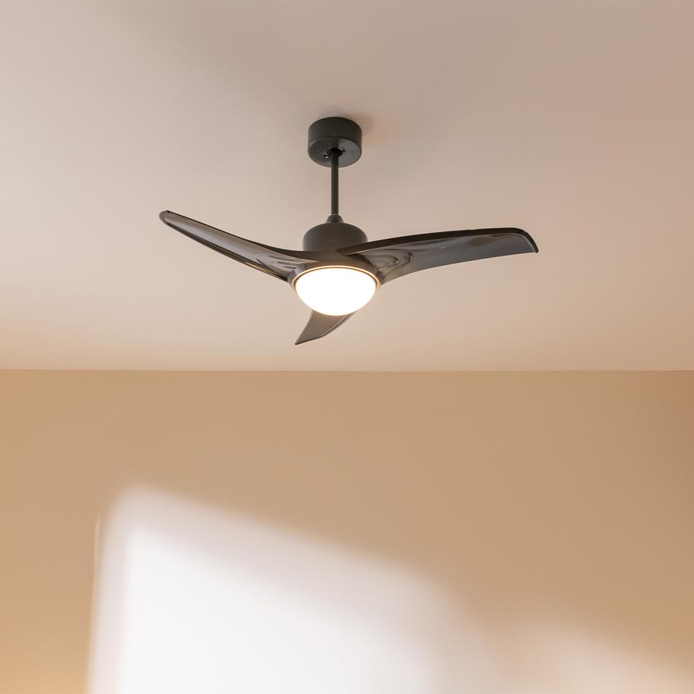 Ventilador Cecotec EnergySilence Aero 470 instalado en techo