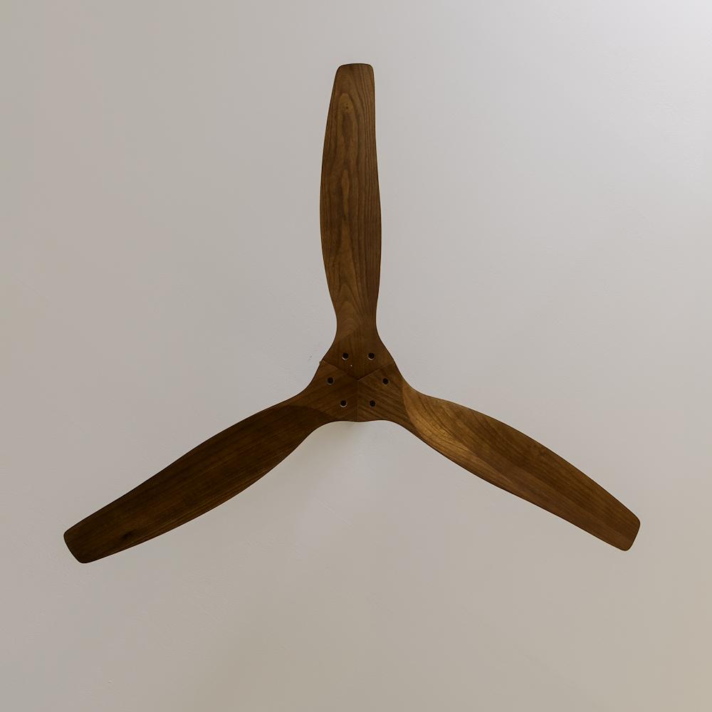 Detalle de las tres aspas efecto madera del Cecotec EnergySilence Aero 580