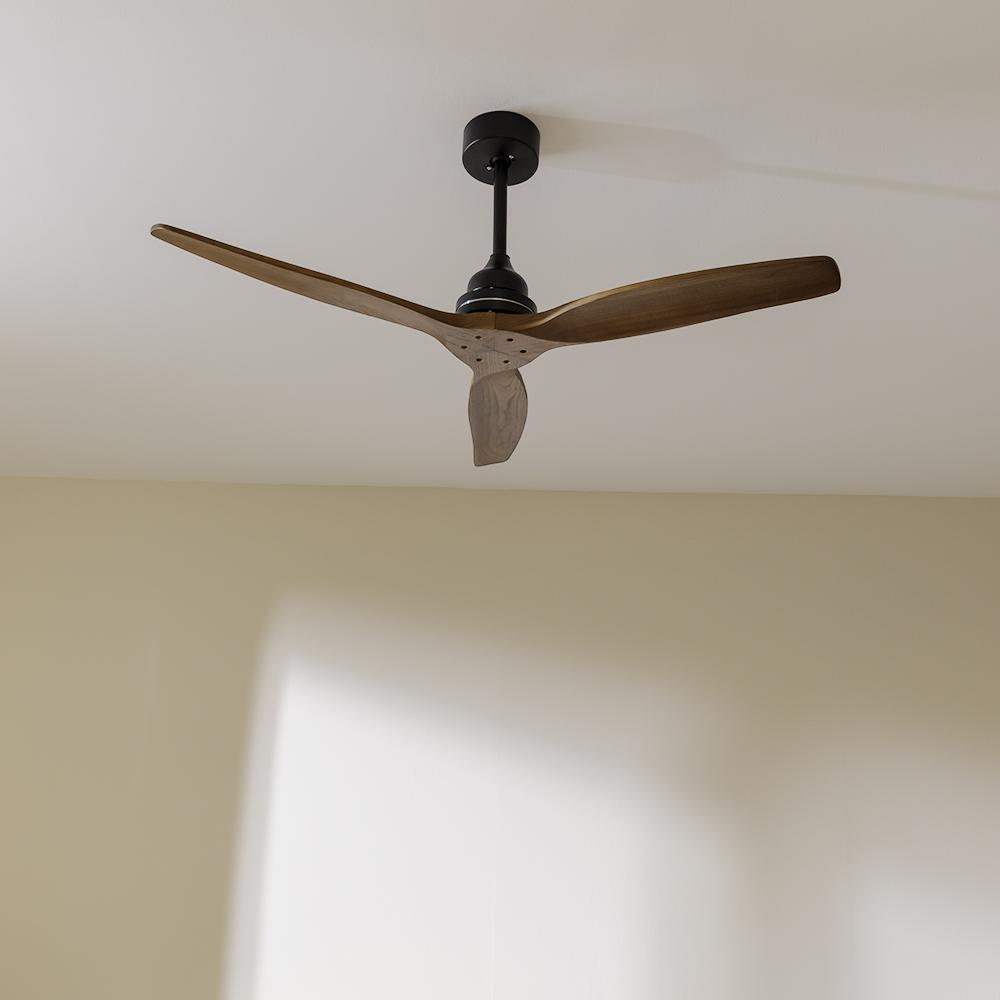 Ventilador Cecotec EnergySilence Aero 580 instalado en techo