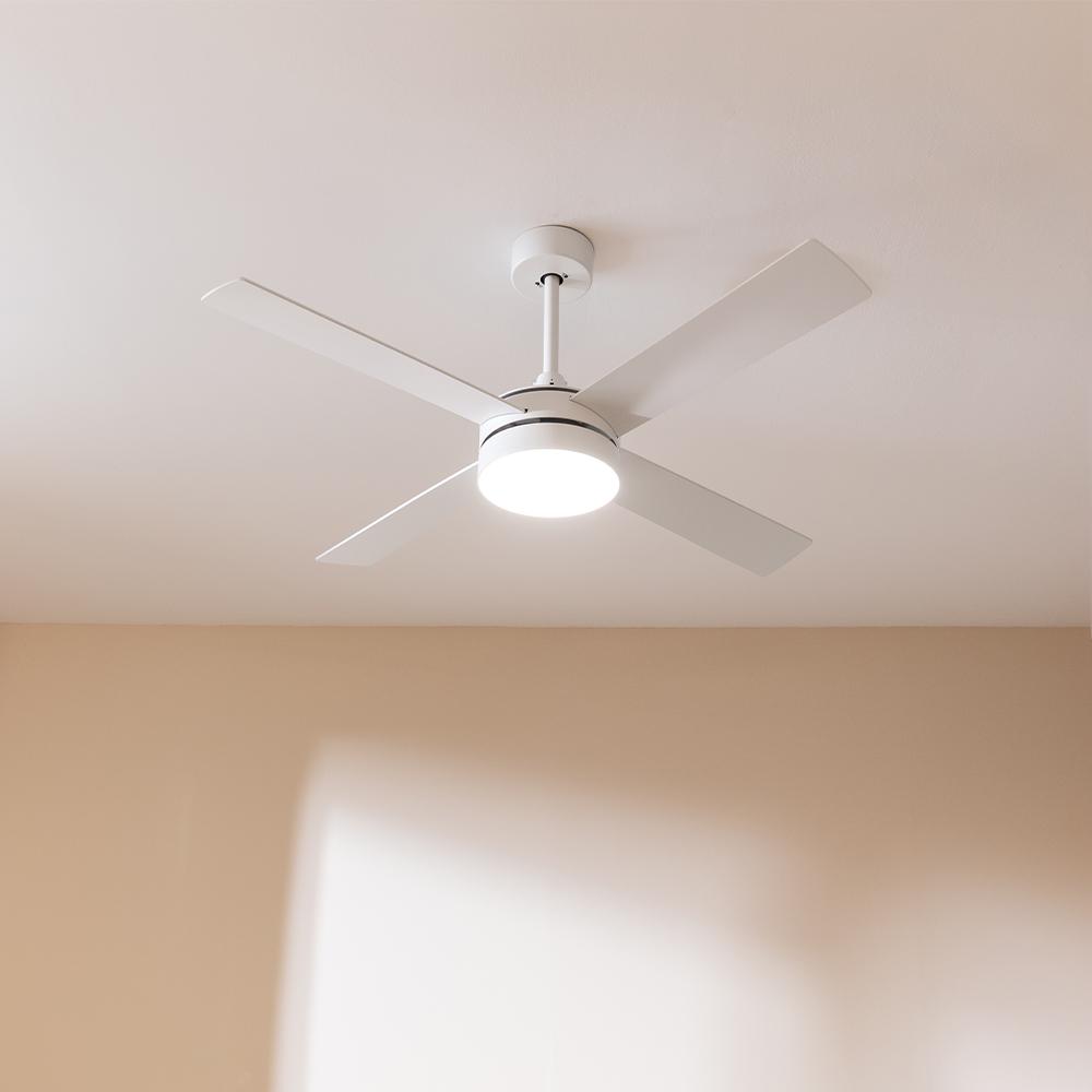 Ventilador Cecotec EnergySilence Aero 5200 White Line instalado con luz encendida