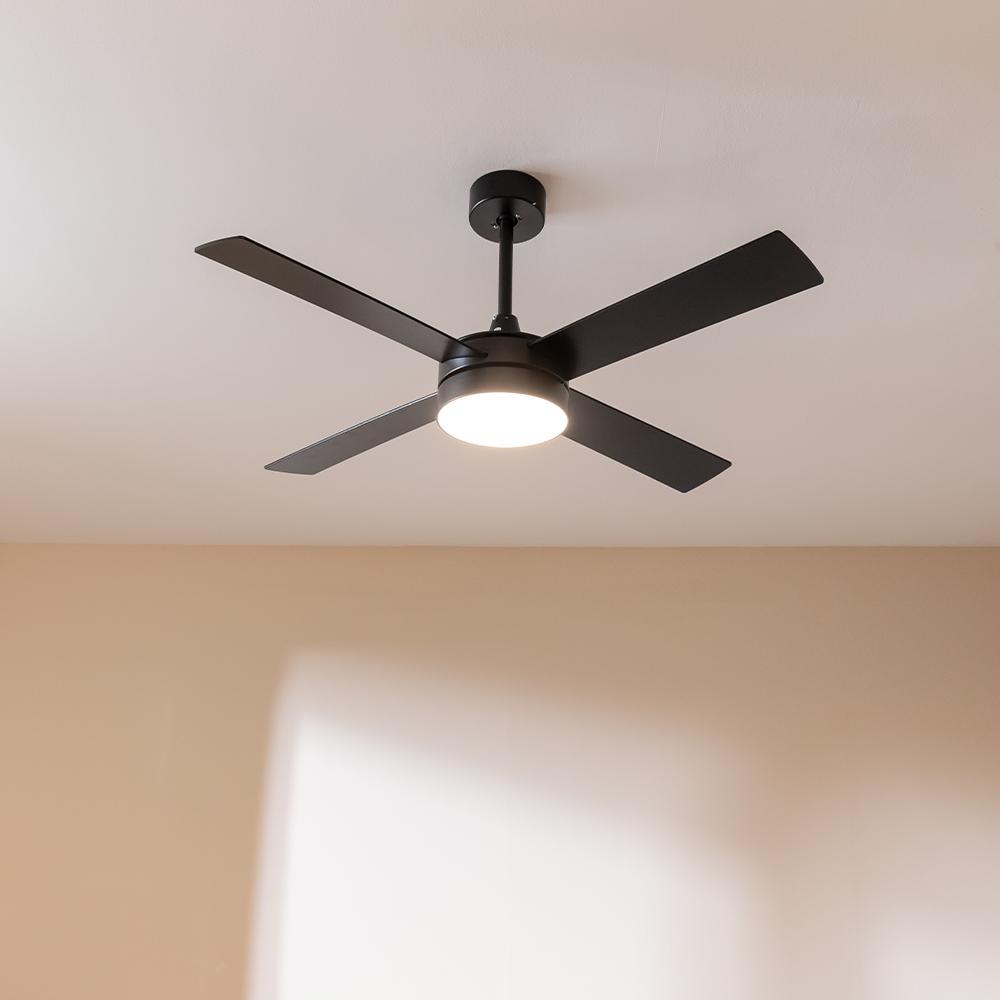 Ventilador de techo Cecotec EnergySilence Aero 5200 Black Line instalado con luz encendida