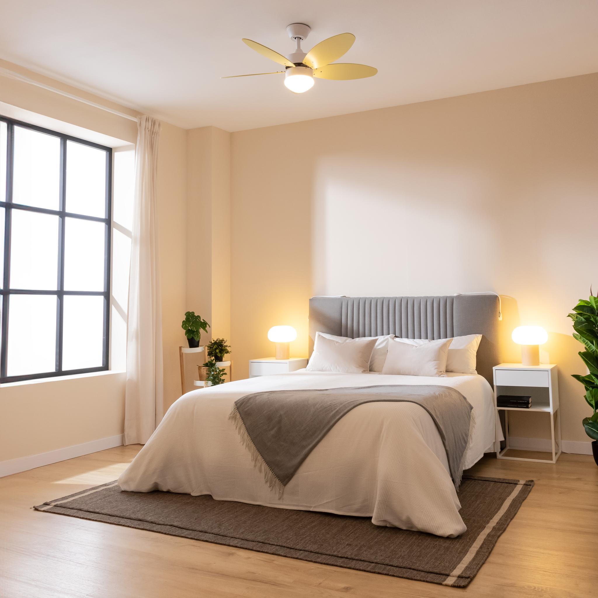 Ventilador de techo Cecotec EnergySilence Aero 4260 SunLight instalado en dormitorio