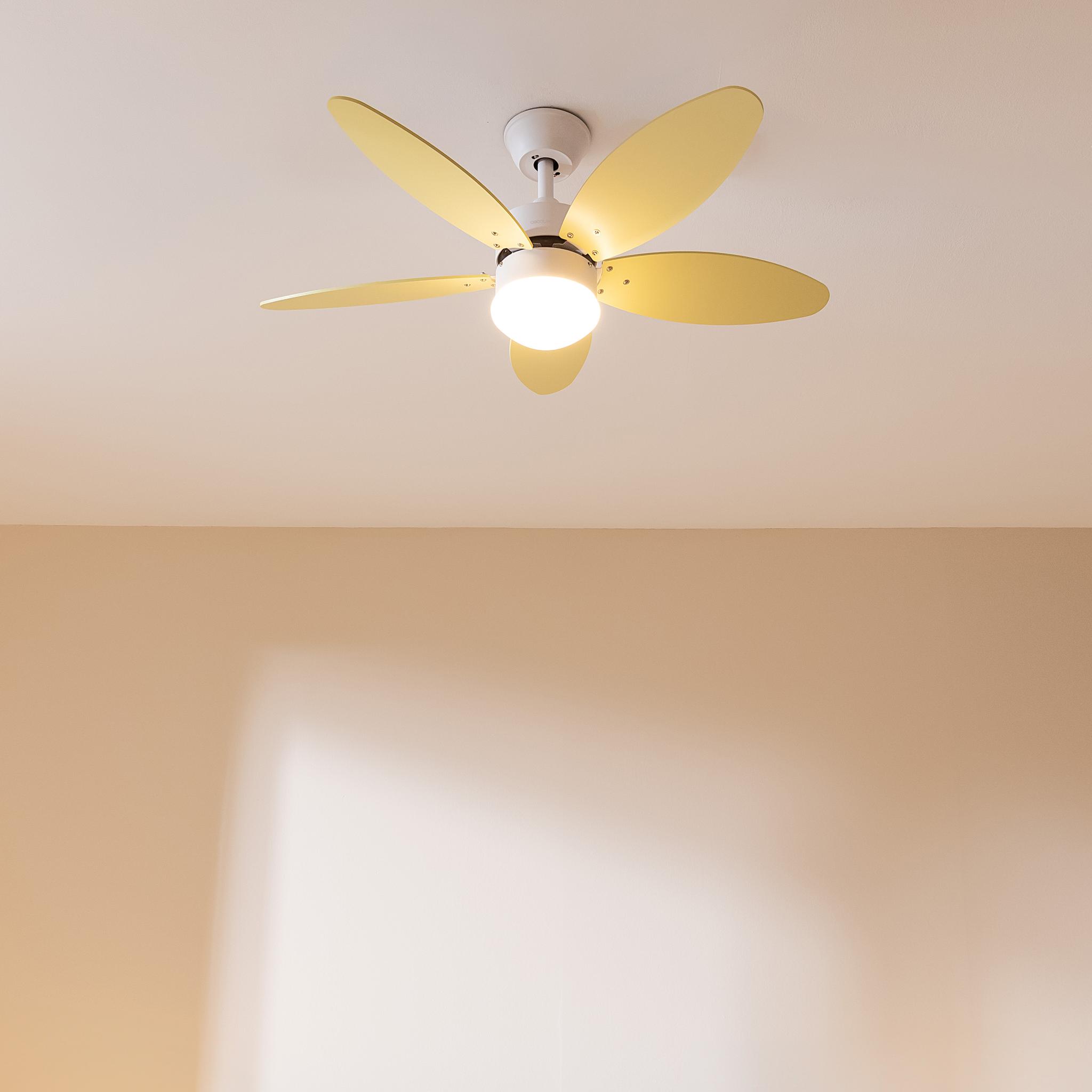 Ventilador Cecotec EnergySilence Aero 4260 SunLight instalado en techo con luz encendida