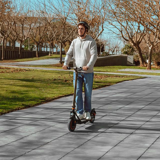 Bongo G40 XXL Connected Patinete eléctrico con base ultrawide, potencia máxima de 700W y neumáticos de 10" que permite desplazarse cómodamente por cualquier superficie. Con autonomía de hasta 40 km. Cumple con todos los requisitos de la nueva normativa española de circulación. (DGT)