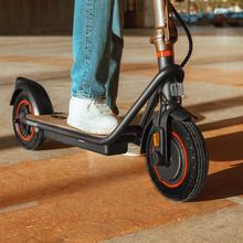 Bongo G40 XXL Connected Patinete eléctrico con base ultrawide, potencia máxima de 700W y neumáticos de 10" que permite desplazarse cómodamente por cualquier superficie. Con autonomía de hasta 40 km. Cumple con todos los requisitos de la nueva normativa española de circulación. (DGT)